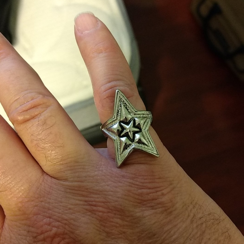 Fun Fashion Star Rings. - Picture 2 of 3